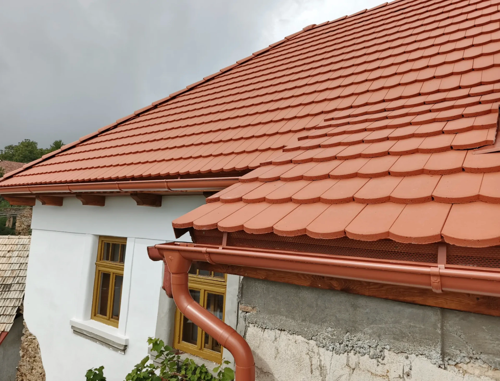Piros cserepes tető ereszcsatornával