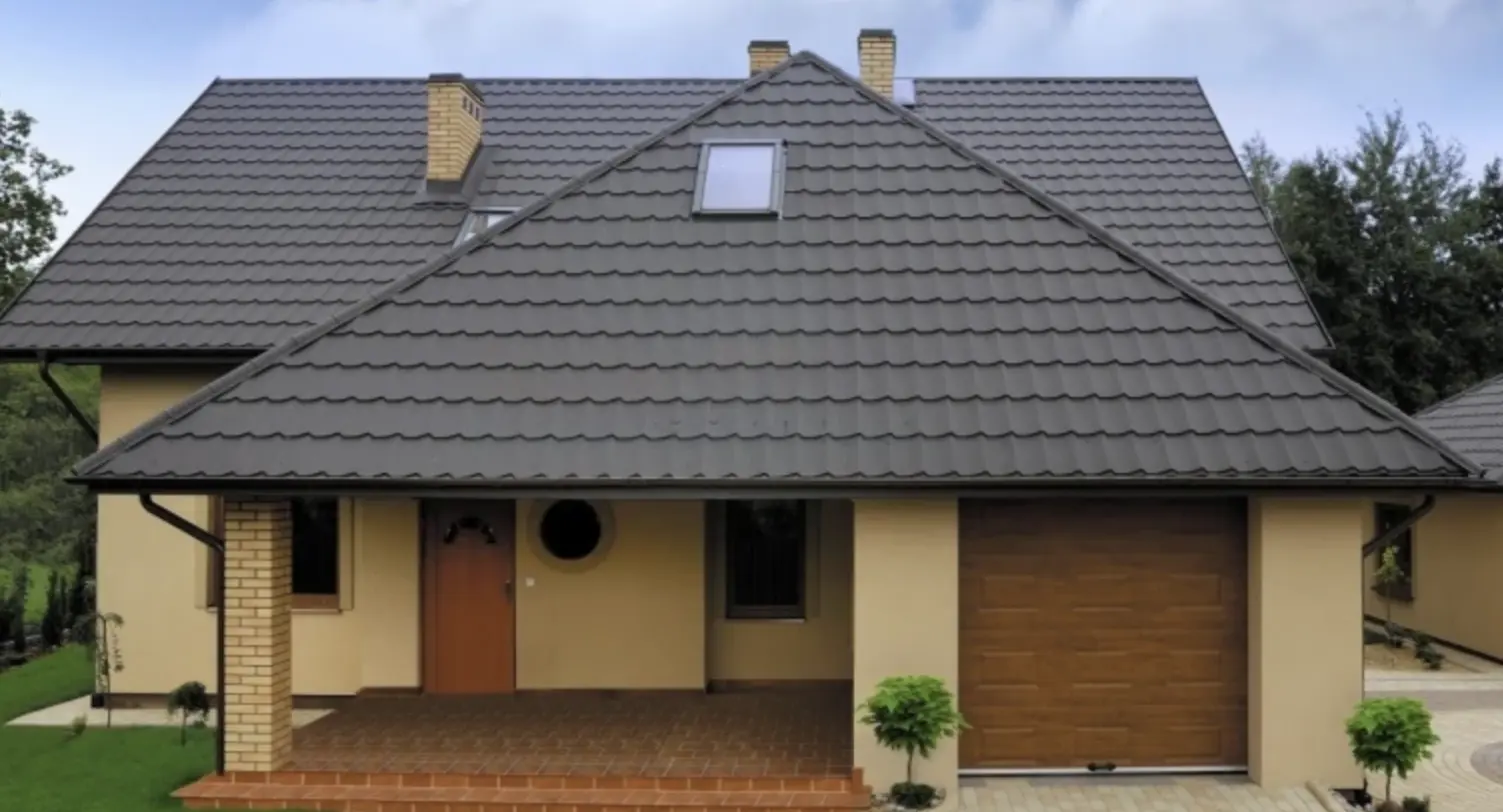 Antracit cserepes tető tetőablakkal